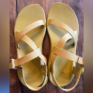 WOMEN'S Z/1 ADJUSTABLE STRAP CLASSIC SANDAL in yellow. Size 9 medium